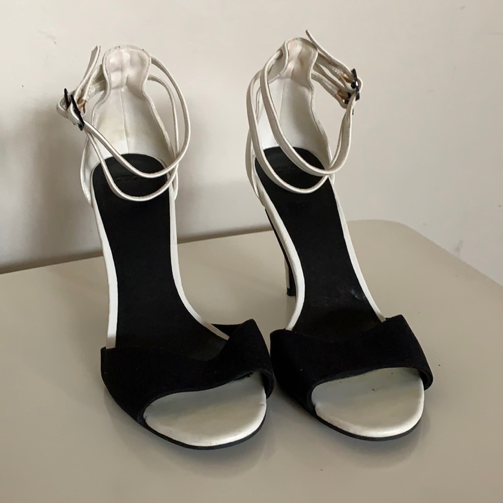 Heeled sandals in white and black